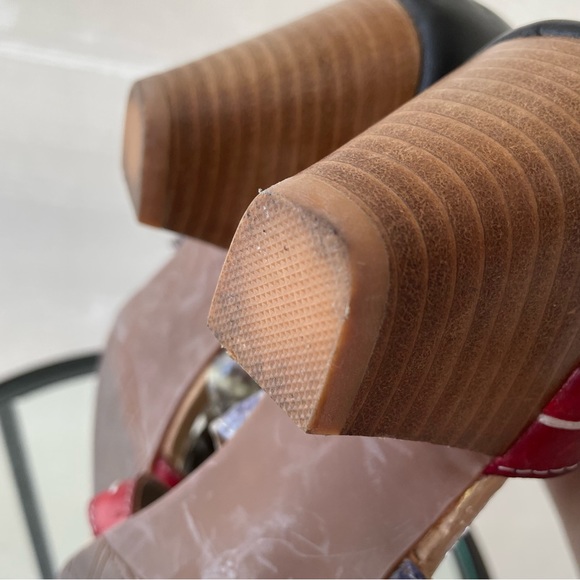 Spring Step sandals with fun floral detailing on the velcro closure. Size 38 - Picture 11 of 13